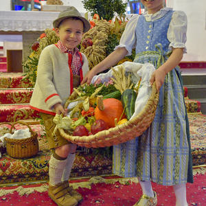 „Vieles in unserem Leben hat mit Erntedank zu tun“, so die Kirchdorfer Pastoralassistentin Bernadette Hackl. Beim Erntedankfest wurde die Erntekrone vor dem Pfarrhof durch Pfarrer P. Severin Kranabitl gesegnet und dann in die Kirche getragen. Der Got