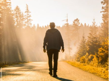 Cover / KMB 18.Sternwallfahrt der KMB - ein Mann wandert der Sonne entgegen