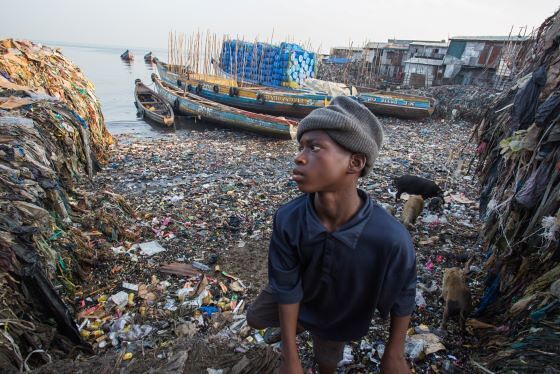 Leben auf der Müllhalde – In Sierra Leone müssen Kinder, wie dieser Bub, auf der Müllhalde arbeiten, um zum Überleben ihrer Familie beizutragen.