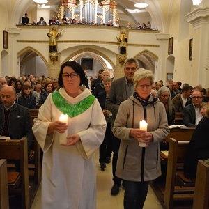 Gabenprozession mit Vertreter:innen der 14 Pfarrteilgemeinden