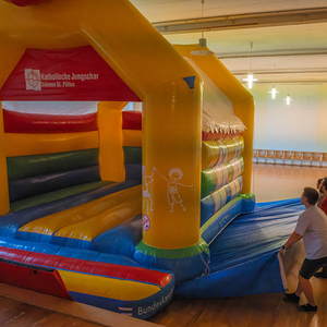 Aufbau der Hüpfkirche im Pfarrsaal