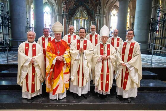 V. l.: Generalvikar Severin Lederhilger, Pfarrprovisor Konrad Hörmanseder, Bischof Manfred Scheuer, Pfarrer Johann Greinegger, Neupriester Klemens Langeder, Bischofsvikar Wilhelm Vieböck, Bischof em. Ludwig Schwarz, Spiritual Johann Karner und Regens / © Diözese Linz / Hermann Wakolbinger V. l.: Generalvikar Severin Lederhilger, Pfarrprovisor Konrad Hörmanseder, Bischof Manfred Scheuer, Pfarrer Johann Greinegger, Neupriester Klemens Langeder, Bischofsvikar Wilhelm Vieböck, Bischof em. Ludwig Schwarz, Spiritual Johann Karner und Regens