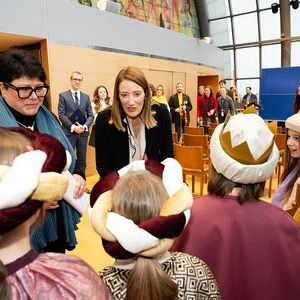 EU-Parlamentspräsidentin Roberta Metsola und Vizepräsidentin Sabine Verheyen mit den Sternsinger*innen.