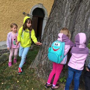 Kinder entdecken den Kirchenraum