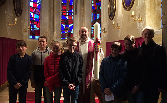 Firmlinge gestalten Osterkerze 2017 / Pfarre Peuerbach Firmlinge gestalten Osterkerze 2017