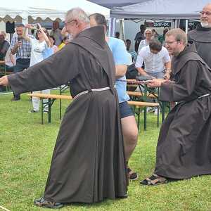Vorbereitung der Franziskanerbrüder zum Seilziehen