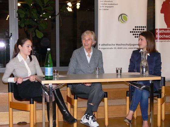Die Moderatorinnen Magdalena Hrastnig und Nora Krassnig-Plaß im Gespräch mit Irmgard Griss