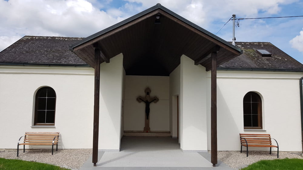 Neue Sitzbänke für unsere Leichenhalle