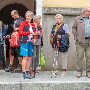 Wallfahrer bei der Kirche