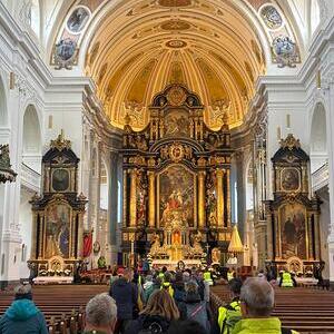 Einzug in die Basilika St. Anna