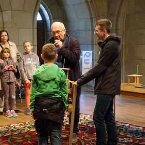 Domorganist Wolfgang Kreuzhuber und Dommusikassistent Gerhard Raab mit den großen und kleinen Orgelentdeckerinnen und Orgelentdeckern