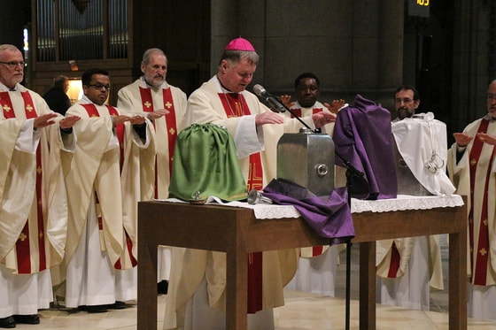 Bischof Manfred Scheuer bei der Weihe der heiligen Öle. / © Diözese Linz / Fürlinger Bischof Manfred Scheuer bei der Weihe der heiligen Öle.