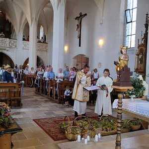 Diakon Julian Gillesberger segnete die Kräuterbüscherl