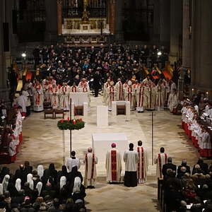 Bischof Manfred Scheuer und Dompfarrer Maximilian Strasser bleiben vor dem Altar stehen.