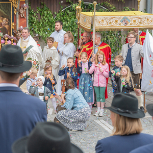 Segens-Station, Kinder singen und lassen Seifenblasen in den Himmel steigen