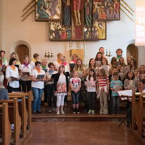 Familienchor und Ministrantengruppe