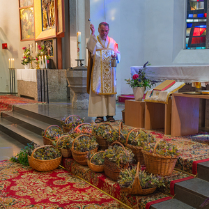 Segnung der Kräuterbüschel durch P. Severin Kranabitl