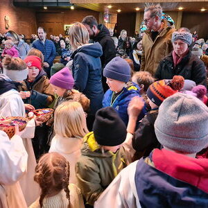 Kindersegnung, Kasperl und Pfarrkaffee