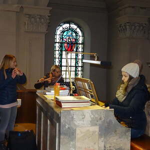 Musikerinnen verschönern die Messe ...