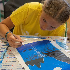 Malworkshop mit kenianischem Künstlern in der Erlebniswelt Unter dem Sternenhimmel