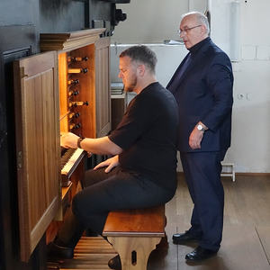 Simon Eitzlmayr an der Metzler-Orgel
