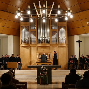 Manfred Zott mit Orgellehrerin Michaela Aigner an der Kögler-Orgel in der Autobahnkirche Haid