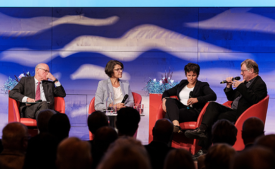 Diskussionsrunde mit Bundestagspräsident a.D. Prof. Dr. Norbert Lammert, Presseclub-Präsidentin Dr.in Christine Haiden, Univ.-Prof.in Dr.in Klara-Antonia Csiszar, Diözesanbischof Dr. Manfred Scheuer