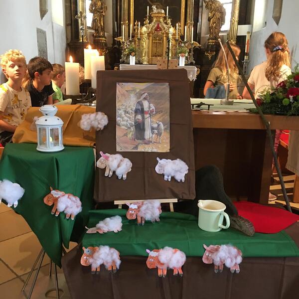 Geschmückter Altar, Schafe auf der Weide