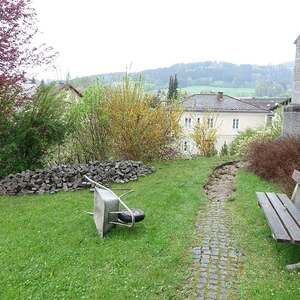 Der Weg hinter der Kirche