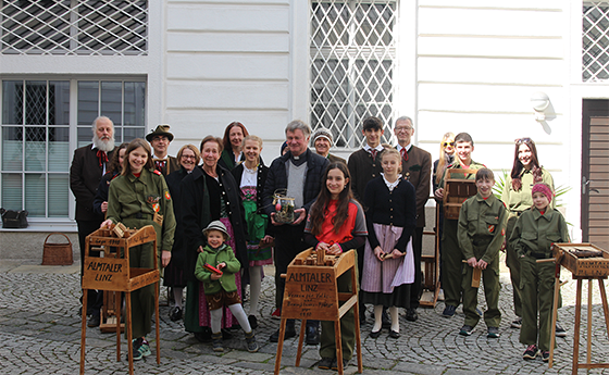 Bischof Manfred Scheuer mit dem Verein 'Almtaler Linz' und der Feuerwehrjugend Pechgraben