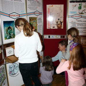 Kinder bei der Buchaustellung