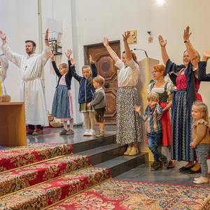 Kinder stehen beim Vater-Unser-Gebet rund um den Altar