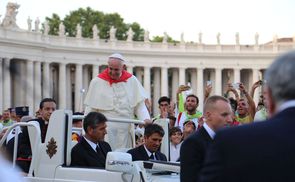 Papst Franziskus mit Österreich-Halstuch
