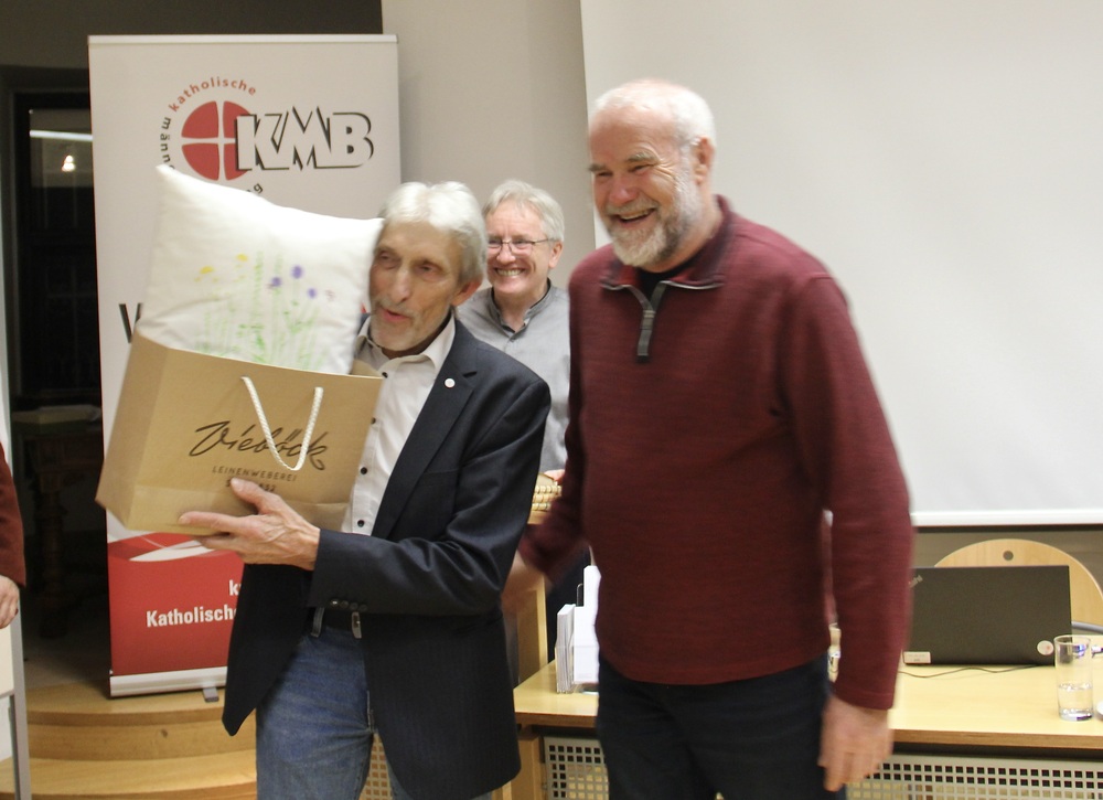 Josef Wöß übergibt anFranz Hehenberger einen Polster anlässlich seines Rückzuges von Sei So Frei OÖ