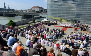 Das gemeinsame Fronleichnamsfest der Urfahraner Pfarren auf dem Linzer AEC-Platz. / Foto: Christian Dörn.