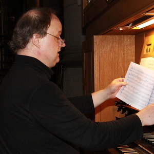 Organist Heinrich Reknagel bei der ersten Probe