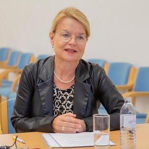 Mag.a Silvia Breitwieser, Leiterin TelefonSeelsorge OÖ – Notruf 142Presekonferenz: Zwischen Likes und Leere. Erfahrungen aus 10 Jahren Chatberatung.
