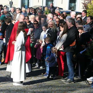 Palmweihe vor der Kirche