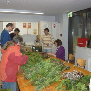 Palmbesen binden im Pfarrhof