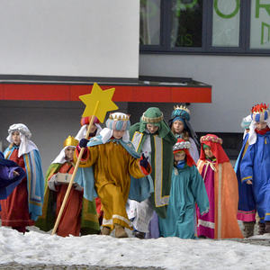 Sternsinger-Gottesdienst in Kirchdorf an der Krems mit Pfarrer P. Severin Kranabitl und Pastoralassistentin Bernadette Hackl, die die Aktion für Kirchdorf koordinierte. Kinder, Jugendliche und Erwachsene zogen als Sternsinger in die Kirche ein. Dabe