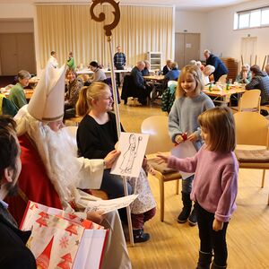 Im Pfarrzentrum beschenkt der Nikolaus Klein und Groß