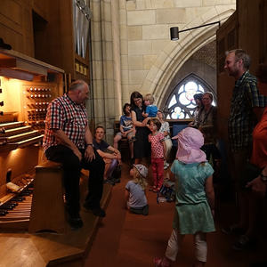 Gespannt lauscht man Domorganist Kreuzhuber...