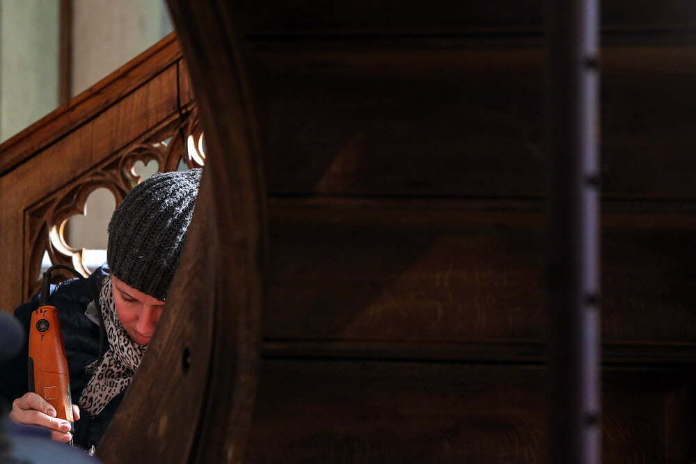 Feinarbeiten am Chorgestühl