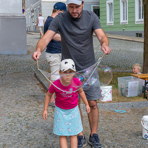 Platz vor der Kirche wurde zur Spielarena