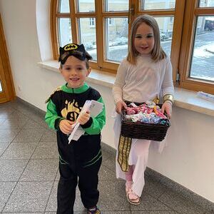 verkleidete Kinder bei der Kinderkirche