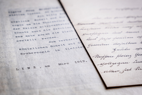 Historische Originaldokumente, wie beispielsweise Pläne von Dombaumeister Vincenz Statz aus dem Jahr 1866, erste Skizzen zur Gestaltung der Gemäldefenster aus dem Kapellenkranz oder auch Korrespondenz aus der Zeit des Dombaus werden sorgsam gesichtet