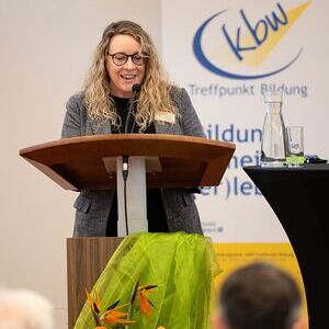 Melanie Wurzer, Leiterin Katholisches Bildungswerk OÖ, begrüßt die Gäste bei der Jahrestagung der KBW-Treffpunkte Bildung.