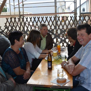 Unsere Ehrengäste: Bauleiter Josef Lang von der Arkade Haslach (im Hintergrund) und Polier Martin Buchmeier (rechts).
