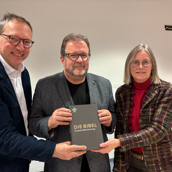 Der Obmann der „Freunde des Bibelwerkes“ Werner Urbanz (von links) mit seinem Stellvertreter Günter Ketterer und Karin Hintersteiner, der Leiterin des Bibelwerks der Diözese Linz.