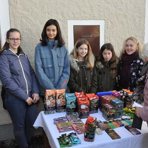 am Verkaufsstand Firmlinge von Franking und Haigermoos